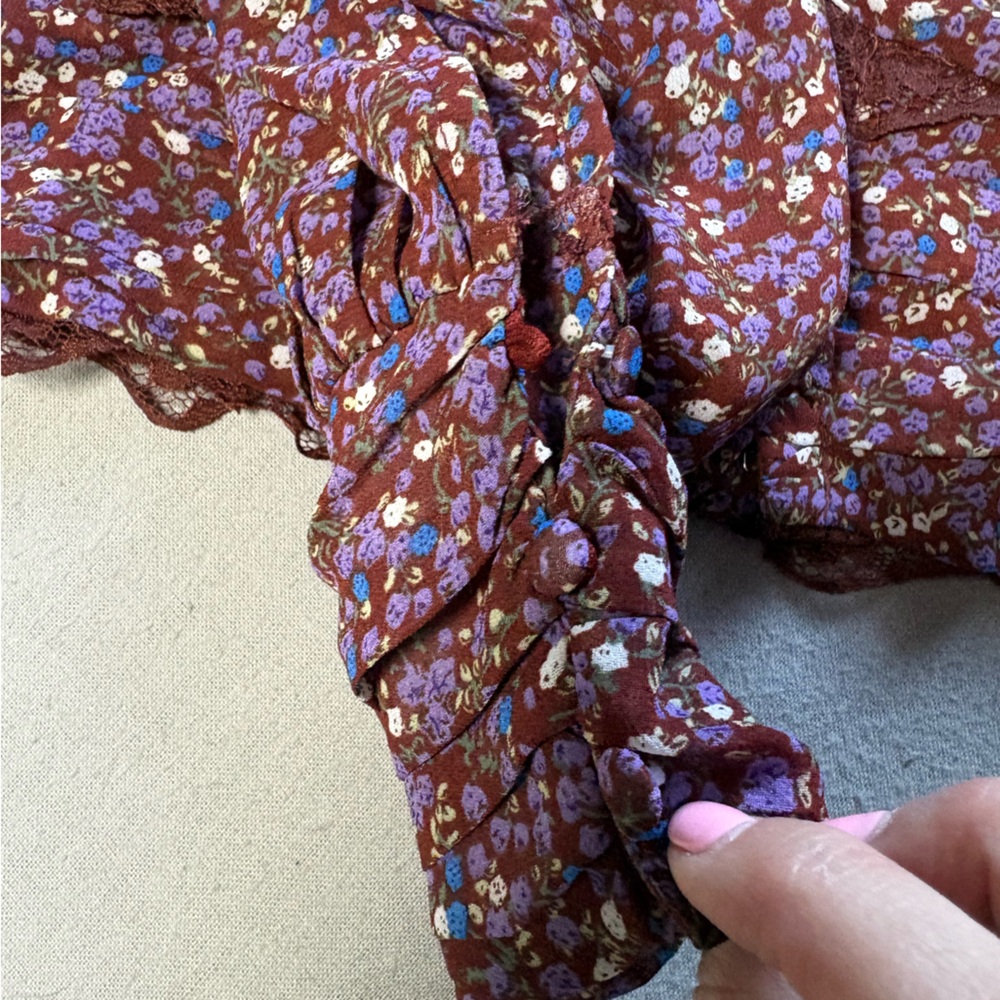 ASTR The Label NWT Brown and Purple Floral Top Size M - Picture 9 of 12